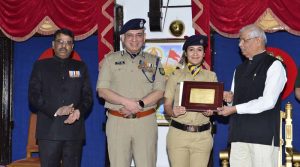 राज्यपाल ने हिमाचल पुलिस के ऑरकेस्ट्रा को प्रेरणा स्त्रोत पुरस्कार से सम्मानित किया