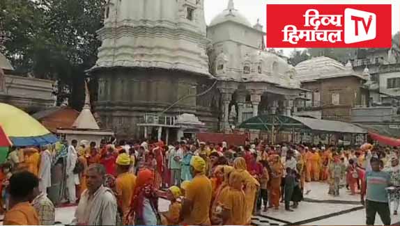 बारिश में भी नहीं थमे भक्तों के कदम, कांगड़ा मंदिर में उमड़ आया श्रद्धा का सैलाब