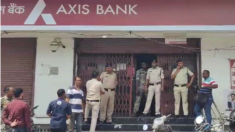 Axis Bank में दिनदहाड़े 7 करोड़ की लूट, ग्राहक बनकर आए थे लुटेरे, मैनेजर को  किया घायल - divya himachal