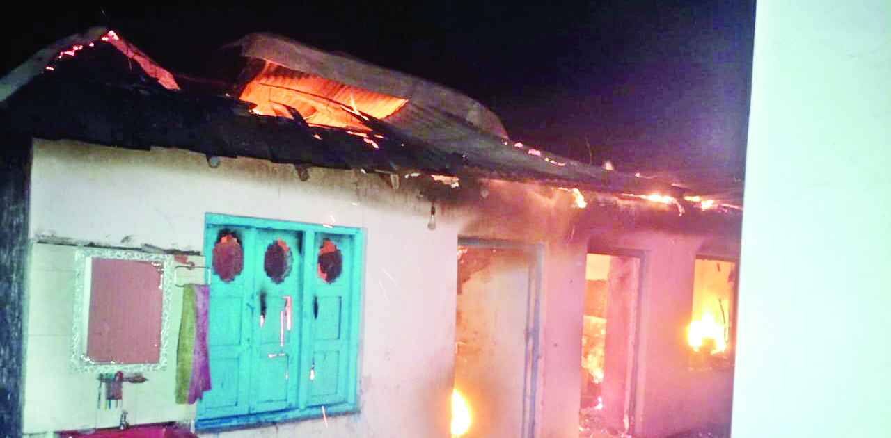 परनाली में बिजली की चिंगारी से जला रसोईघर