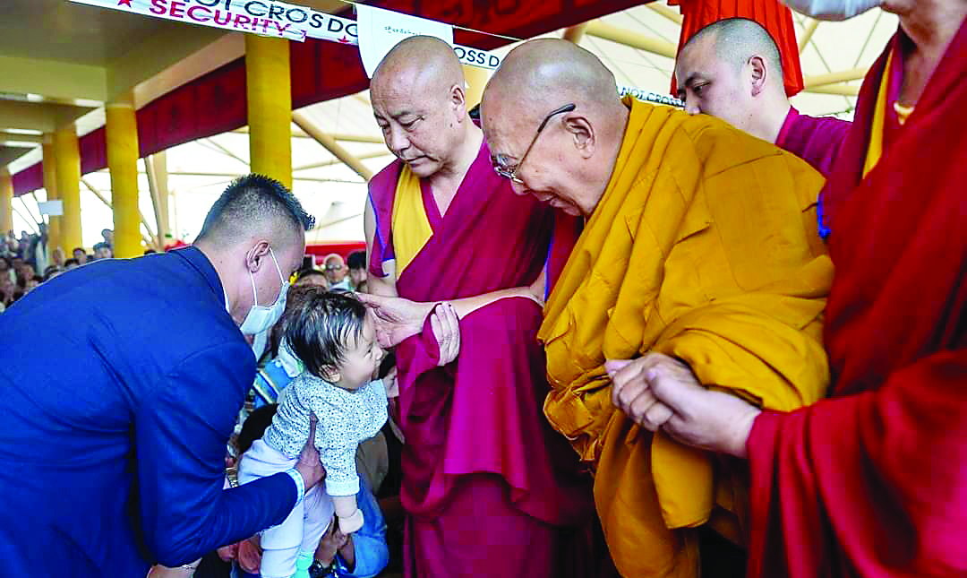 तिब्बतियों ने लिया दलाईलामा का आशीर्वाद