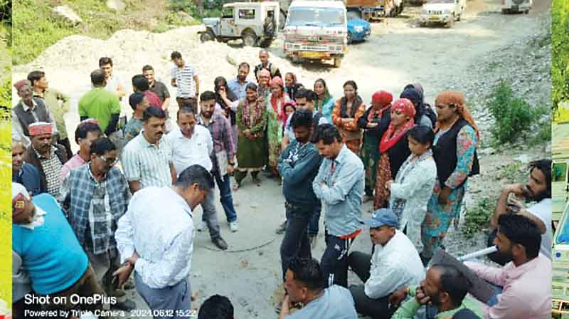 मंगलौर में कूड़ा डंपिग साइट का विरोध