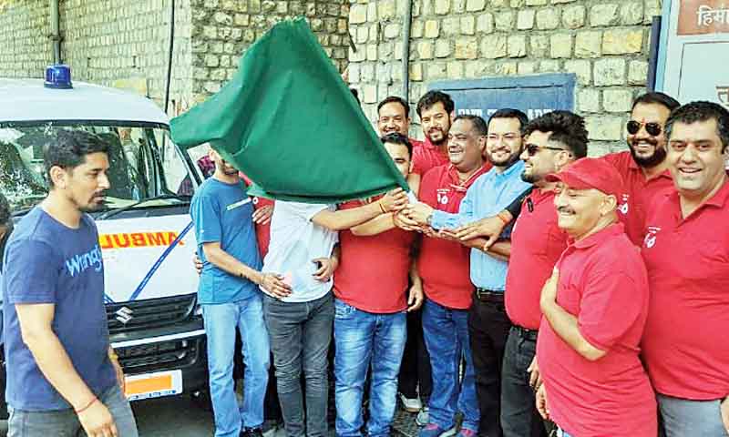 रामपुर में एसडीएम ने एंबुलेंस को दिखाई हरी झंडी