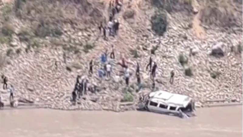 उत्तराखंड में बड़ा हादसा, अलकनंदा नदी में गिरी टेंपो ट्रैवलर, 12 लोगों की मौ*त, कई घायल